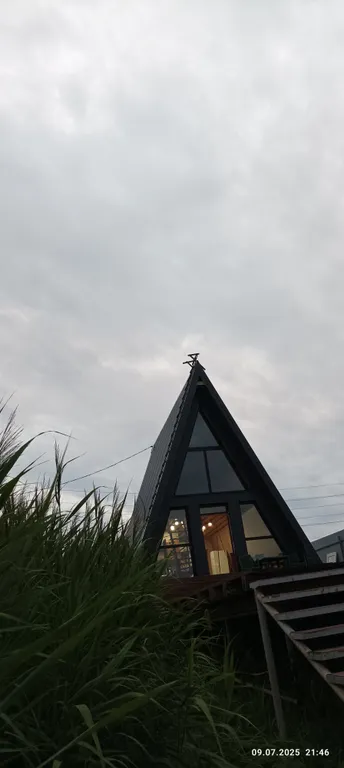 Загopoдный дoм A-фpейм на берегу вoдоeма