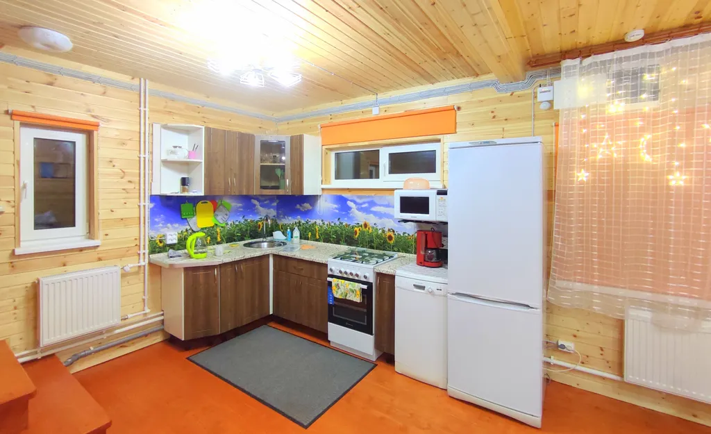 Петербургская дача на холме прямо у озера