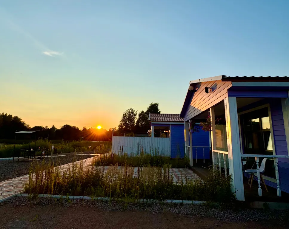 Новый домик на берегу бухты залива