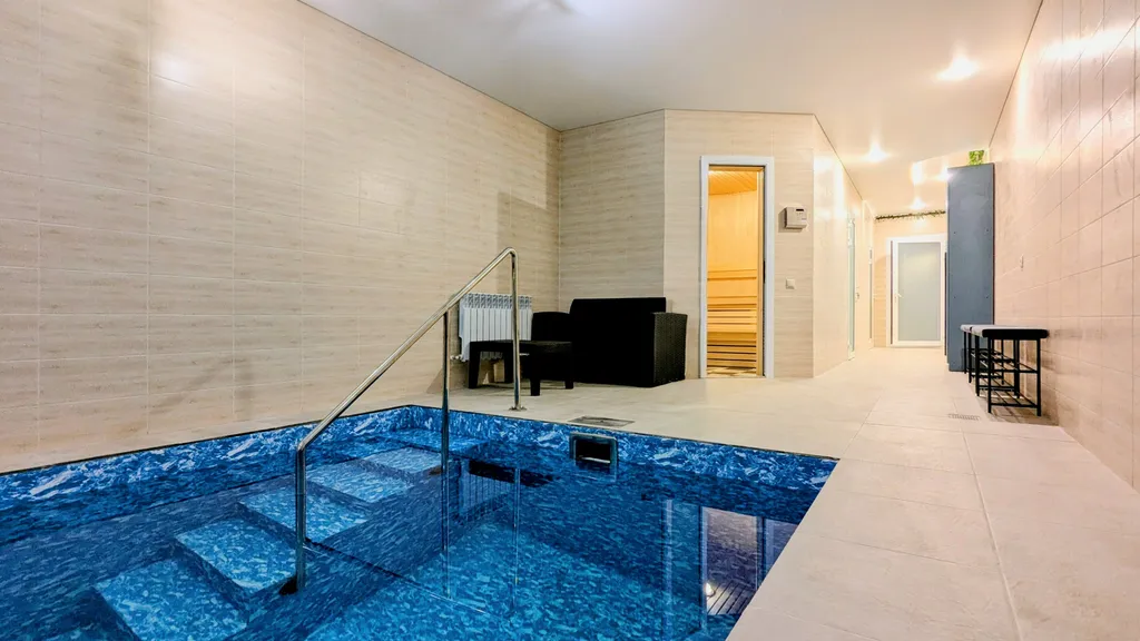 Дом с бассейном, сауной и бильярдом