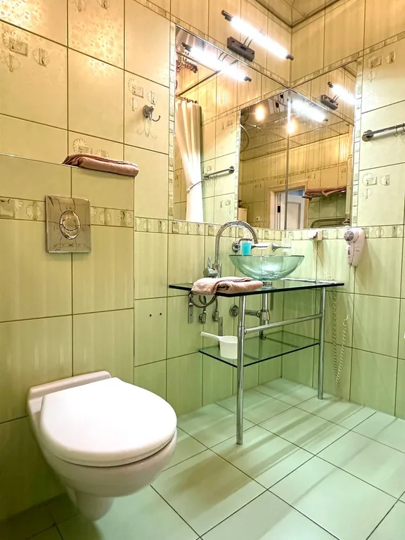 Евродвушка в центре с парковкой и джакузи, рядом ресторан Helga