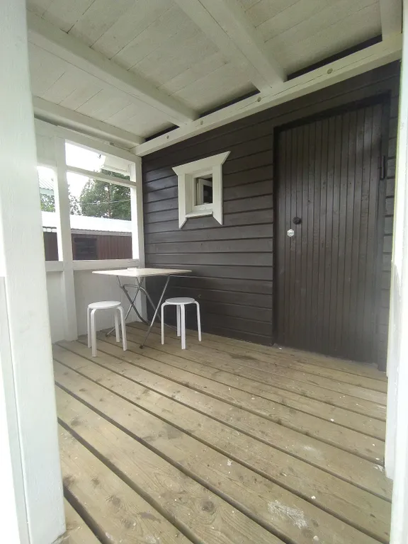 Маленький домик на опушке леса