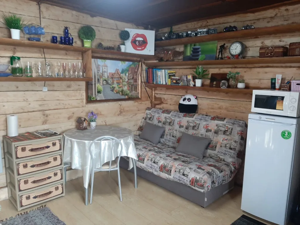 Деревенский дом у озера