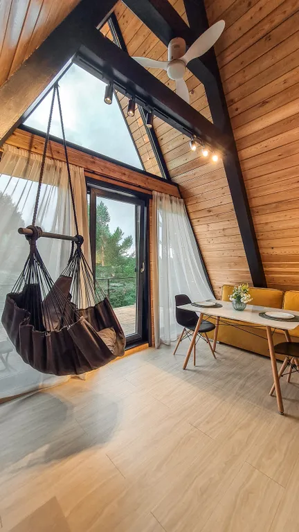 Треугольный домик с видом на лес и горы