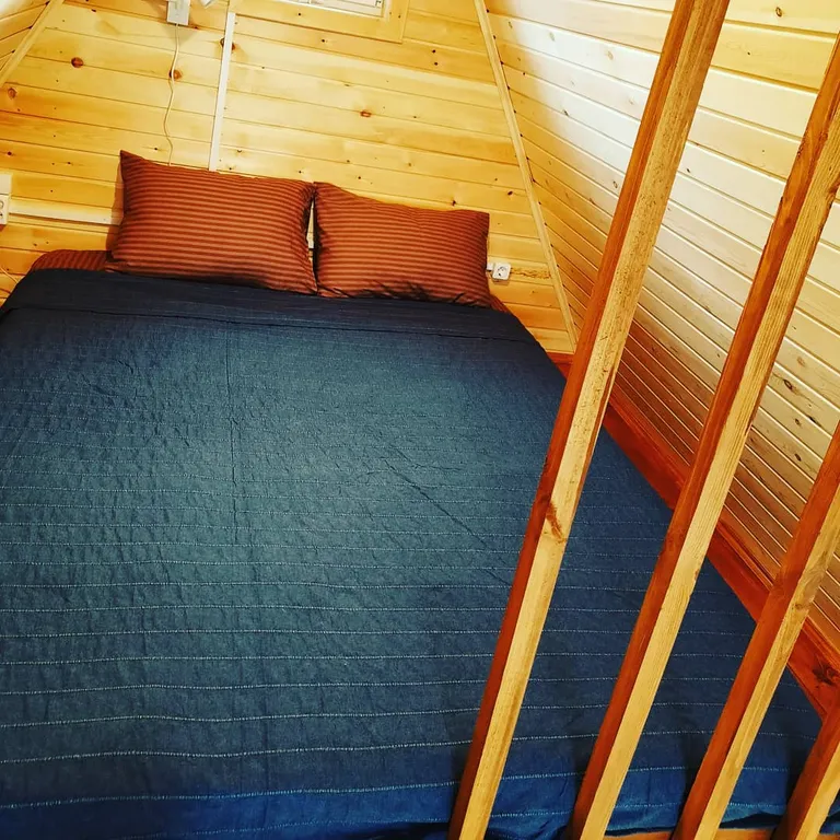 Красный домик с видом на Байкал