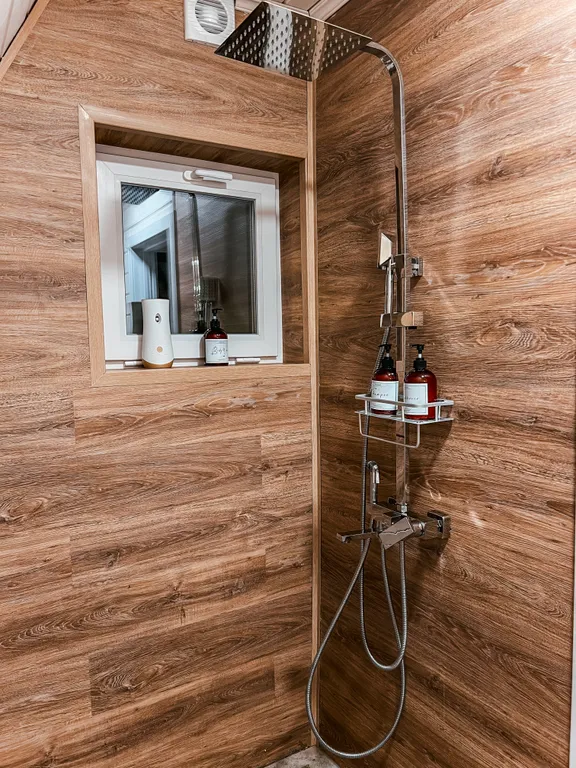 Треугольный дом на берегу озера