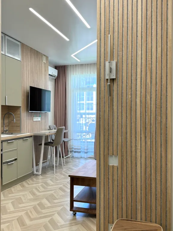 Евродвухкомнатный апартамент с балконом на первой линии