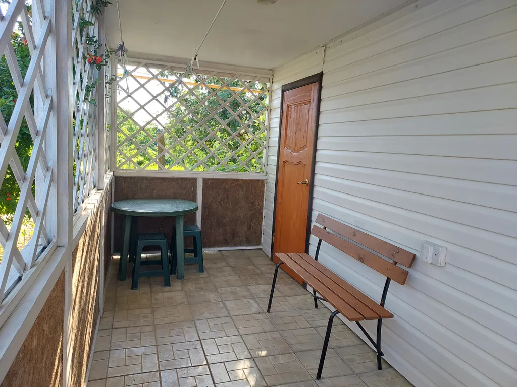 Уютный домик в окружении зелени