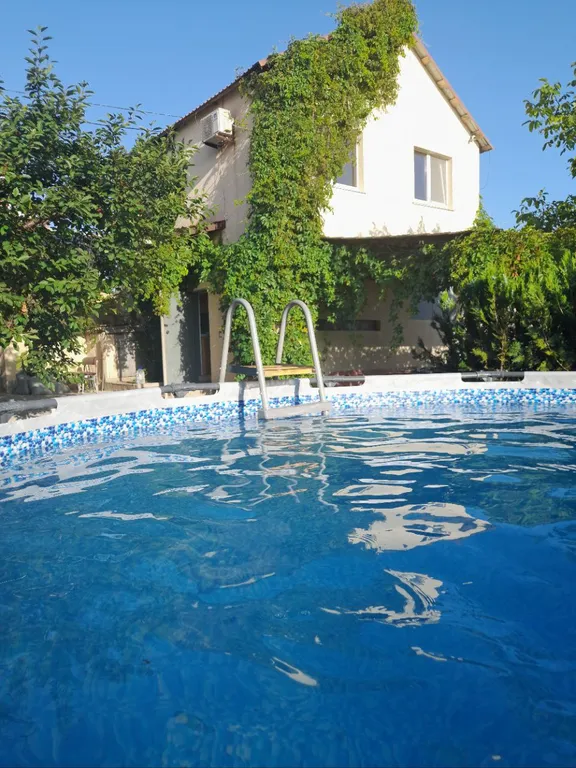 Коттедж Дом с бассейном у моря — аренда посуточно в Севастополь