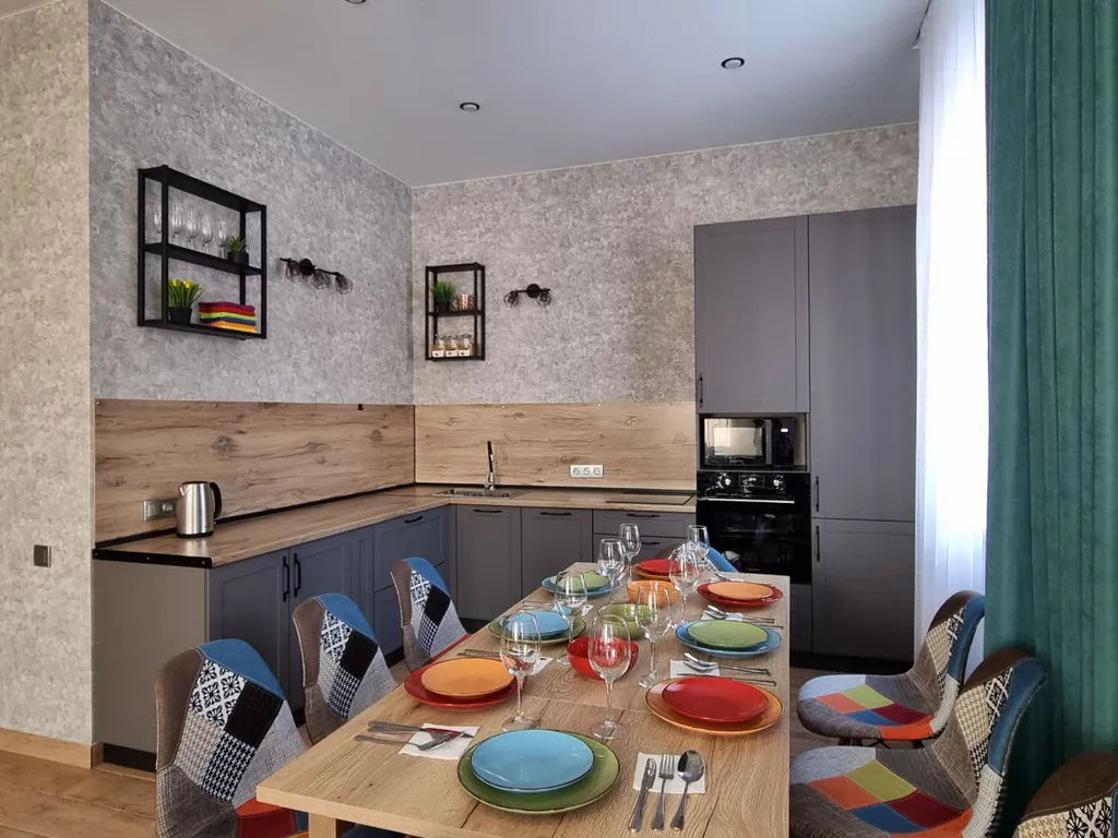 Зелёный дом на берегу Катуни с видом на реку и горы