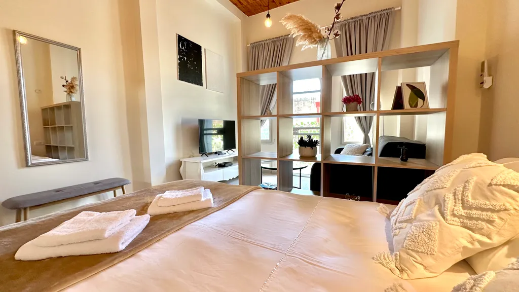 Крутые апартаменты с балконом рядом с Парижской площадью