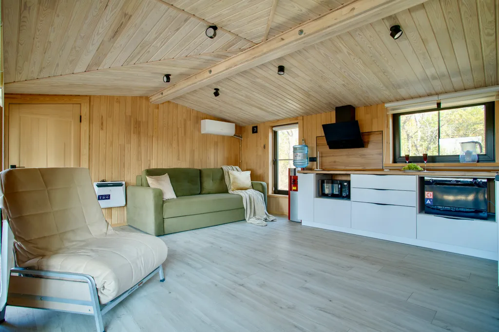 Уютный деревянный дом возле моря