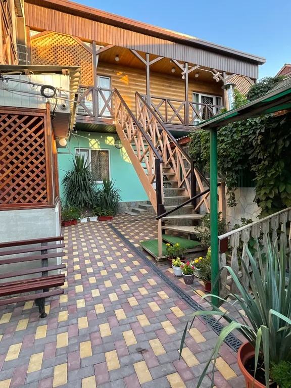 Четырёхместный номер  люкс с балконом с видом на город и горы