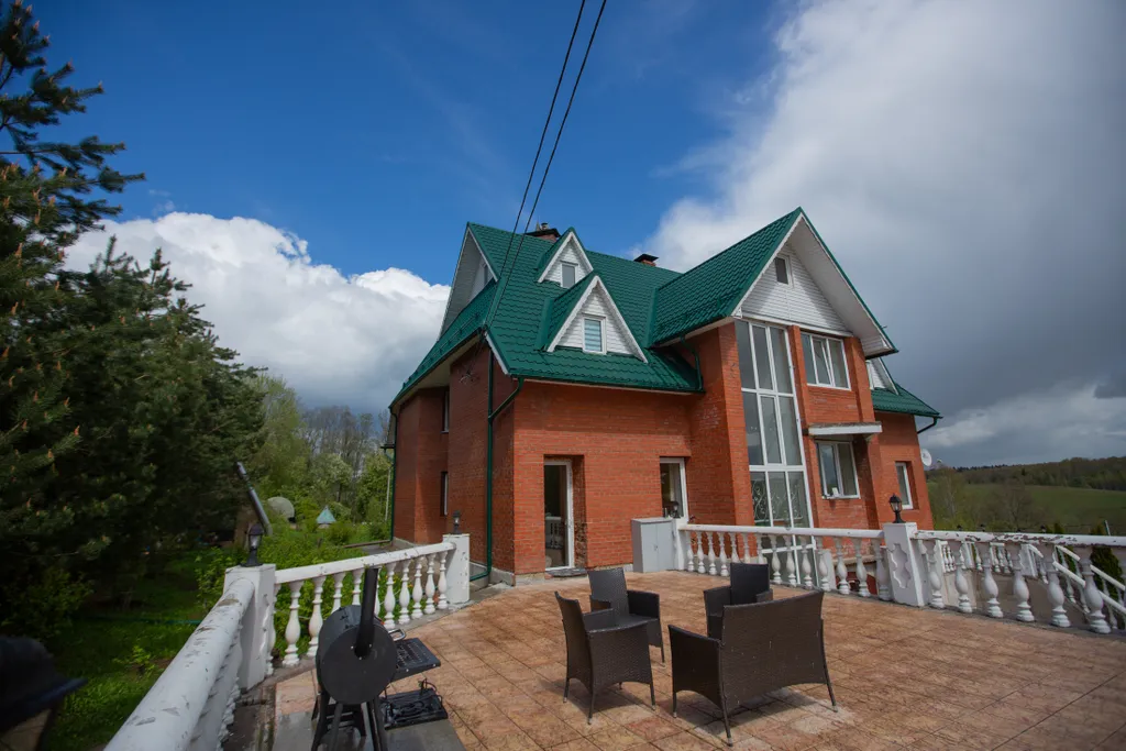 Большой трехэтажный дом