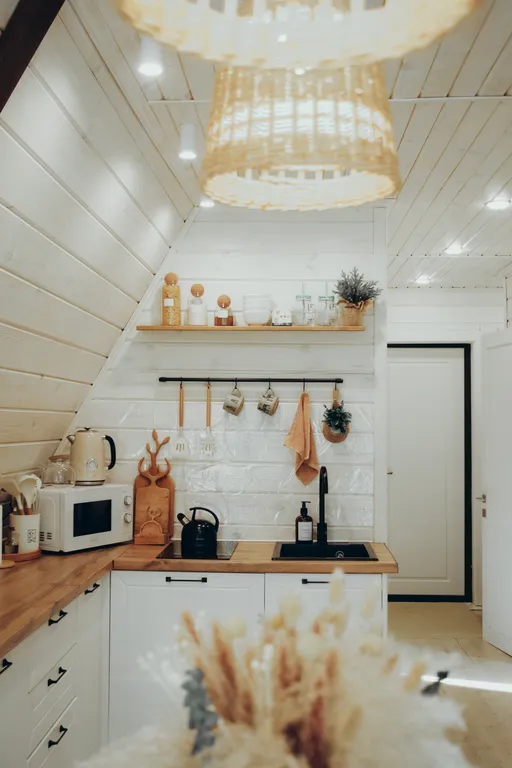 Треугольный дом на берегу озера