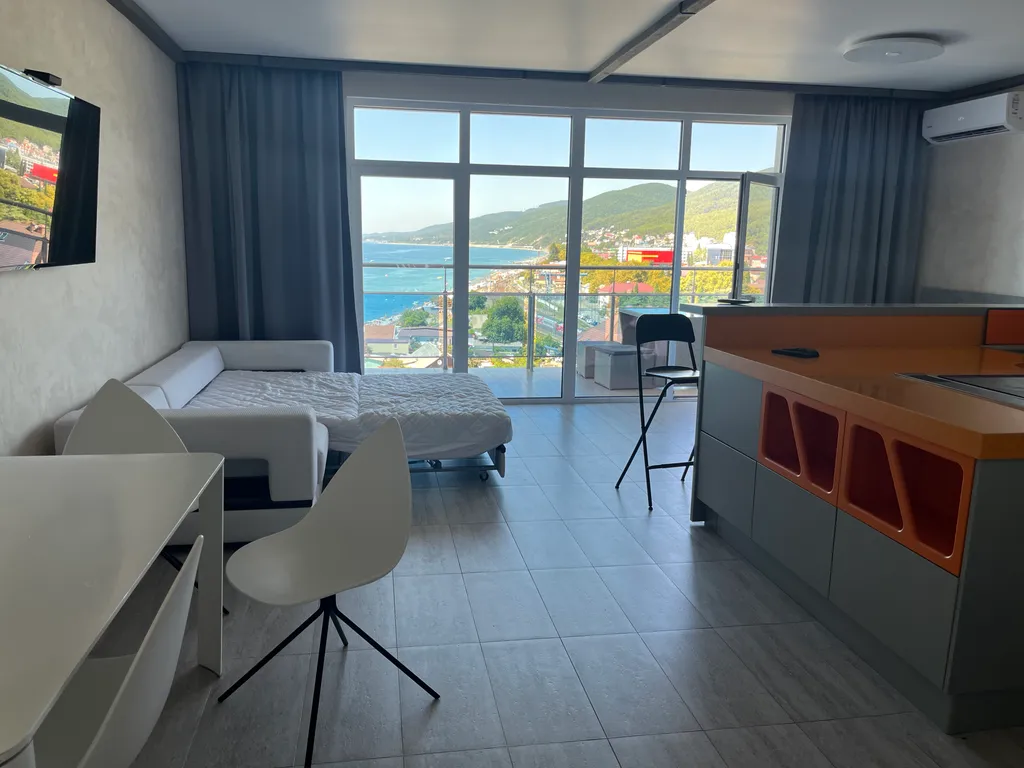 Яркая студия на берегу моря