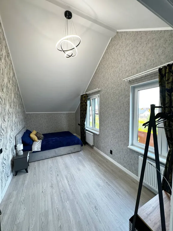 Стильный дом-шале с панорамными окнами, террасой и костровой зоной