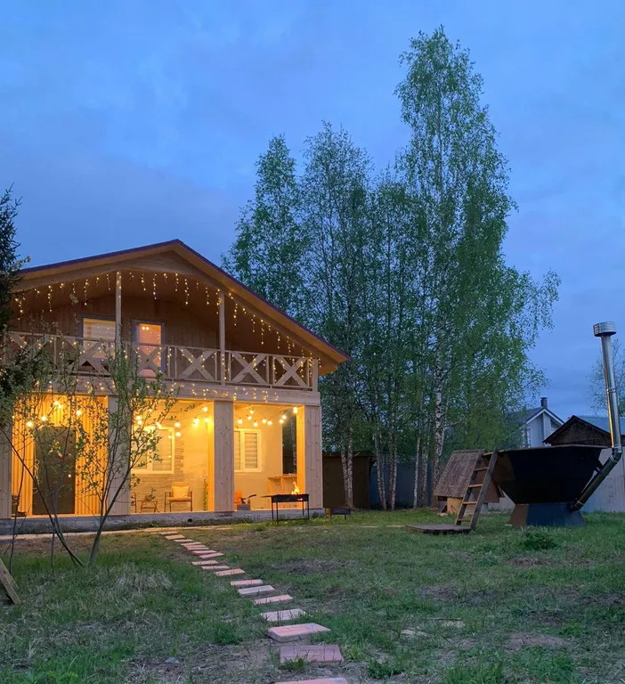 Дом рядом с лесом и прудом