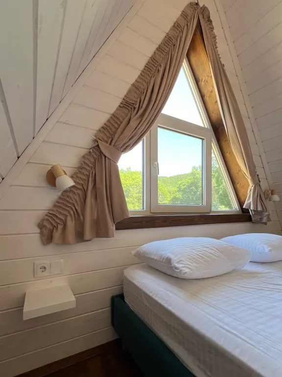 Афрейм с видом на лес рядом с горной рекой