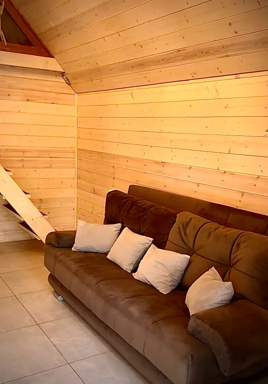 Уютный дом в черте города в окружении леса