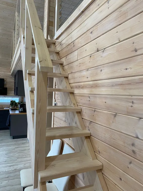 Дом с панорамными окнами и видом на озеро