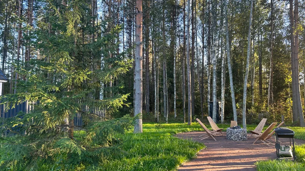 Загородный дом с большой террасой, кострищем и лесом