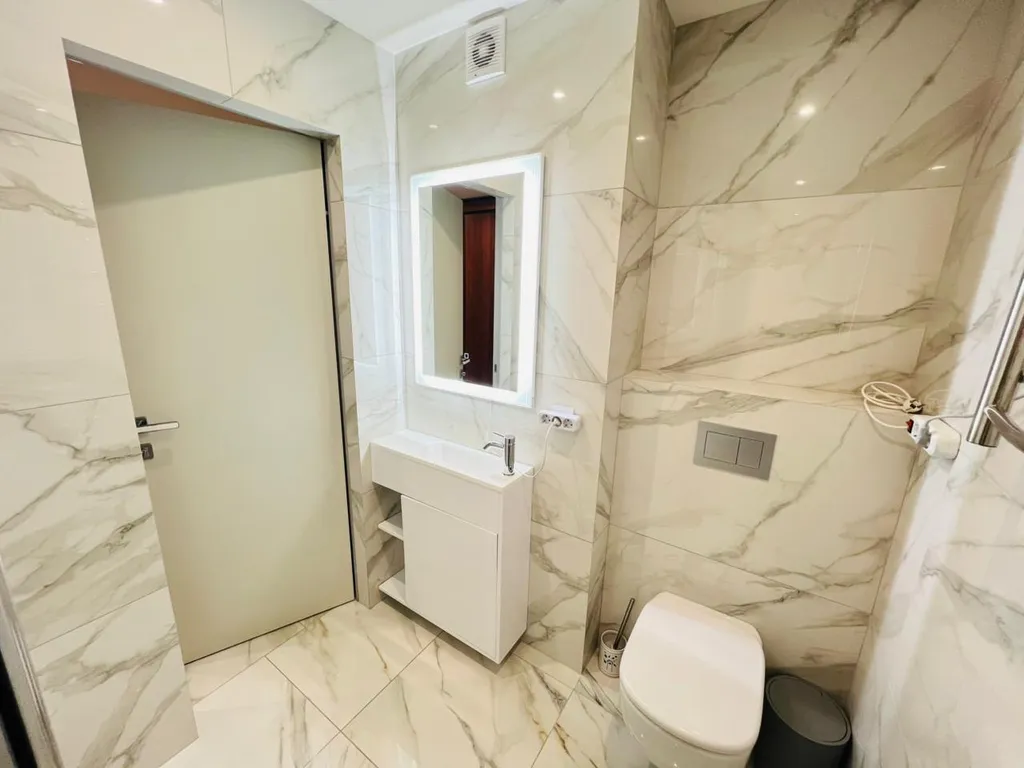 Двухуровневая квартира с бассейном на территории