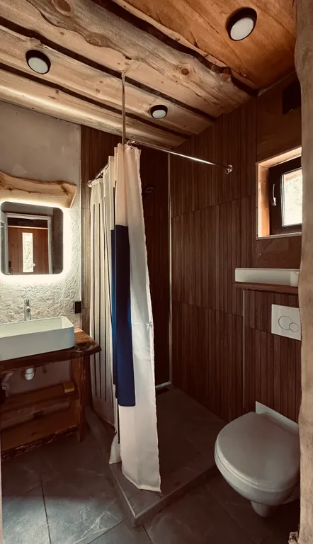 Гостевой дом с панорамными окнами с крытой террасой