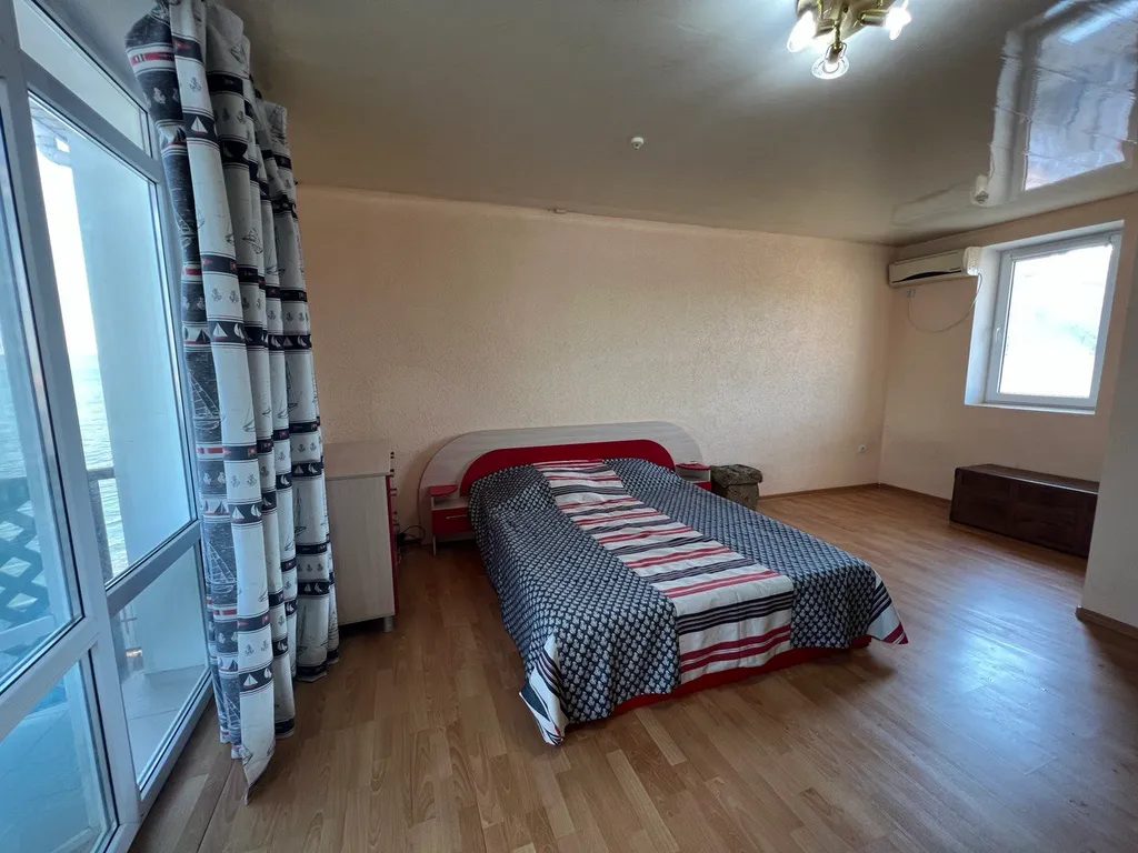 Двухэтажный эллинг на берегу моря