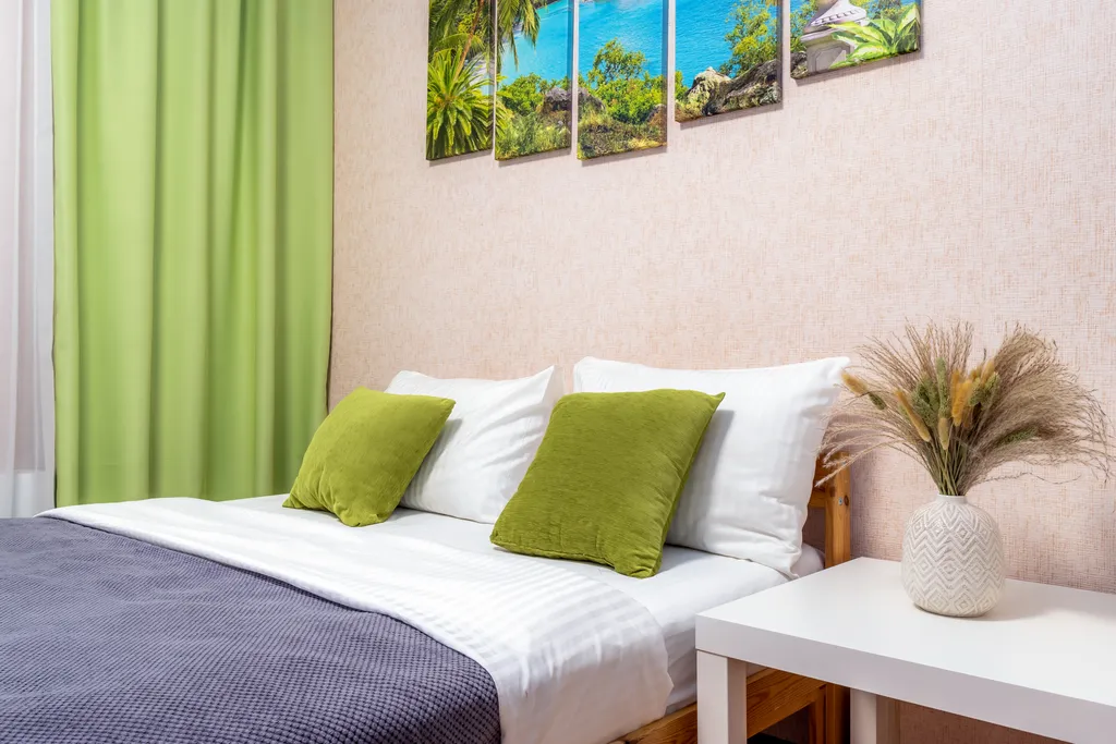 Яркая студия у озера