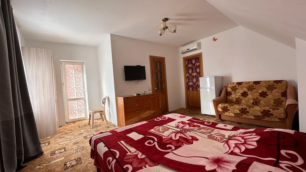 Благоустроенная комната в коттедже с балконом