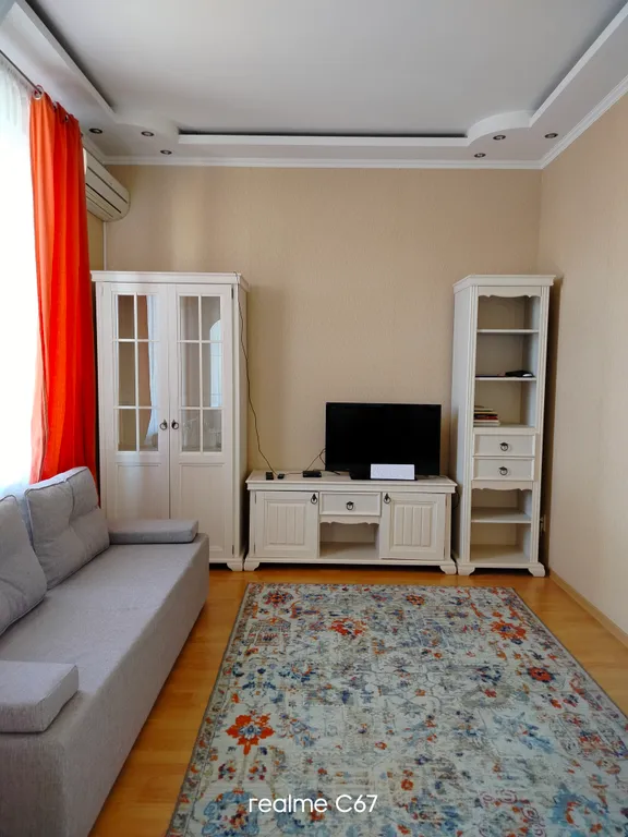 На центральной площади, с открытым балконом. В самом сердце Астрахани