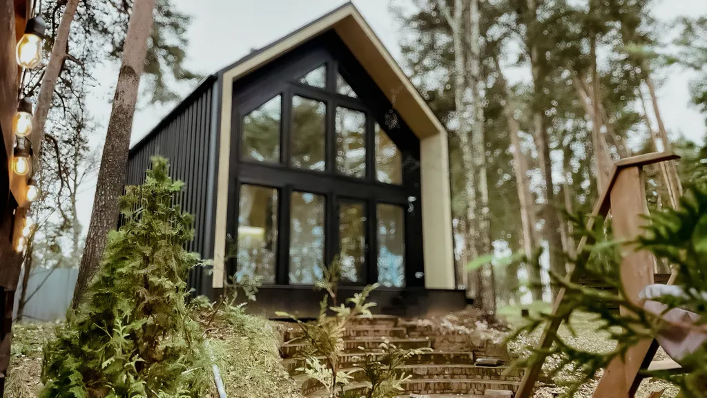 Коттедж Дом с панорамными окнами в сосновом лесу с банным чаном и проектором — Первая Алексеевка