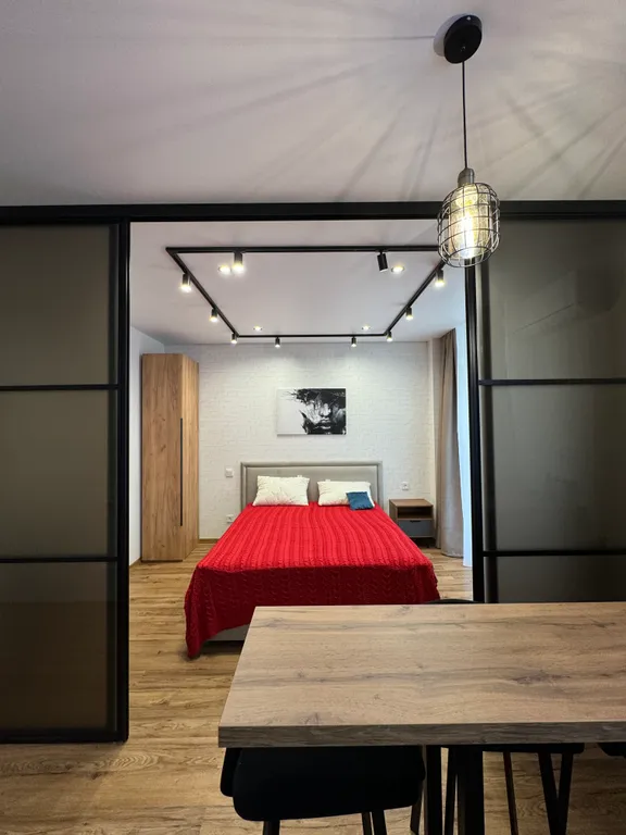 Квартира в стиле лофт с отдельной спальной зоной и гардеробной