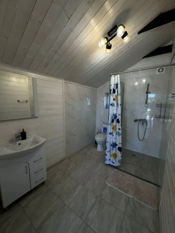 Уютный дом на берегу реки