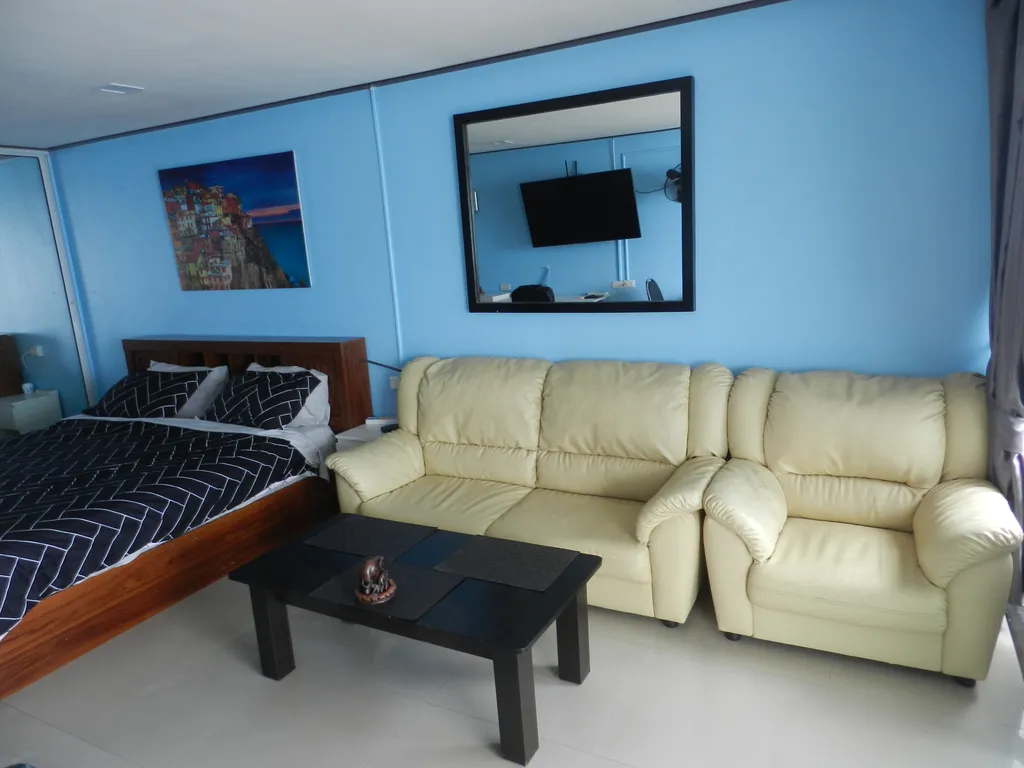 Студия с фронтальным видом на море