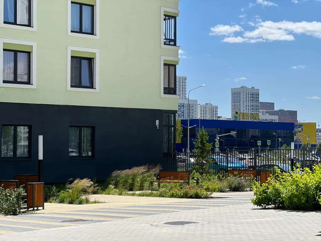 Просторная студия с лоджией и видом на город