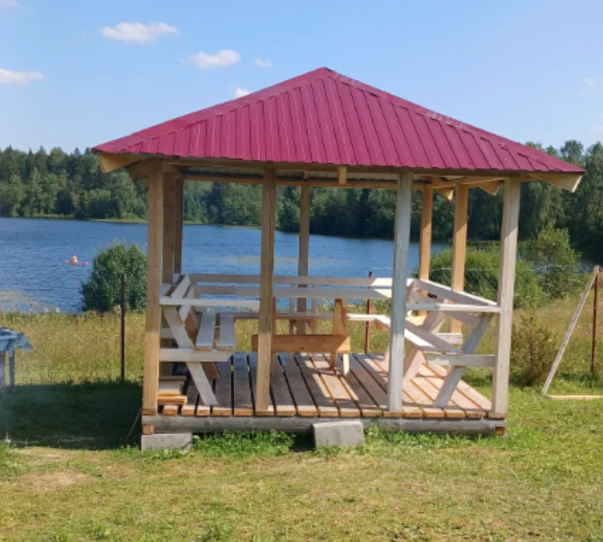 Уютный дом у озера