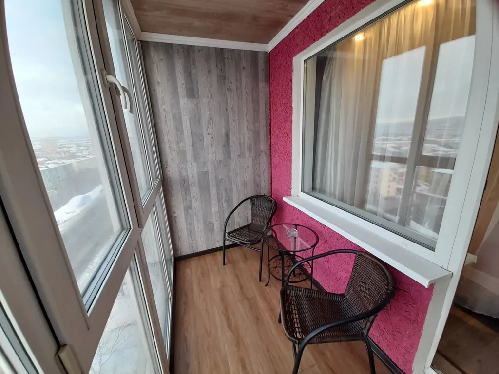 Квартира с балконом и видом на город и залив