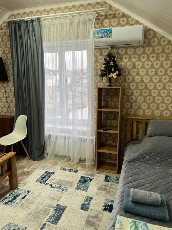 Уютная комната в доме с ванной комнатой