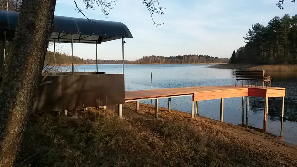 Дом на берегу озера Селигер