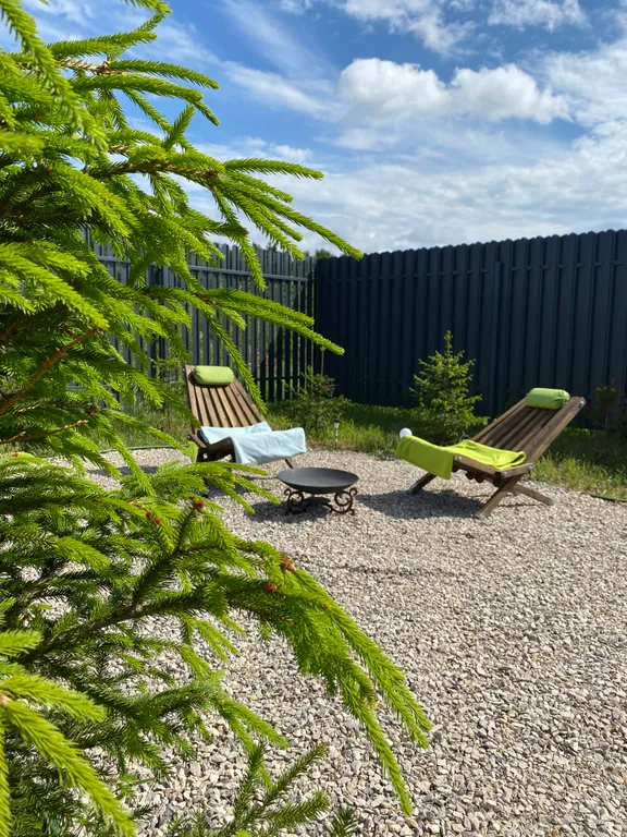 Домик у воды в окружении леса