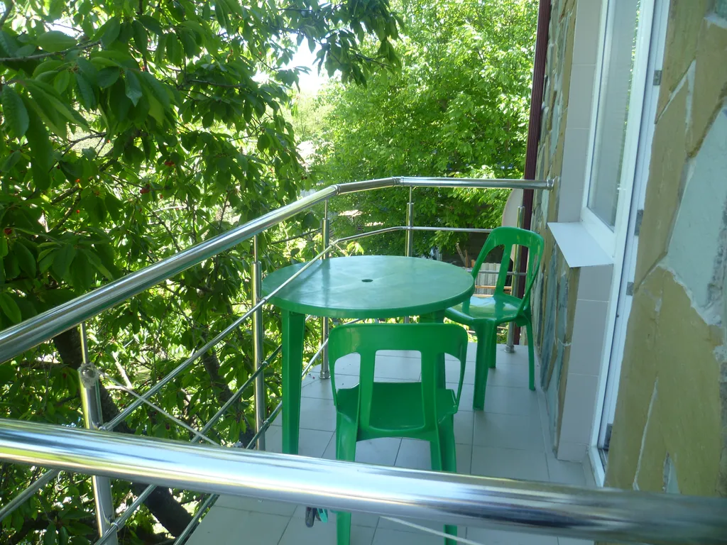 Трехместный номер улучшенный с балконом.