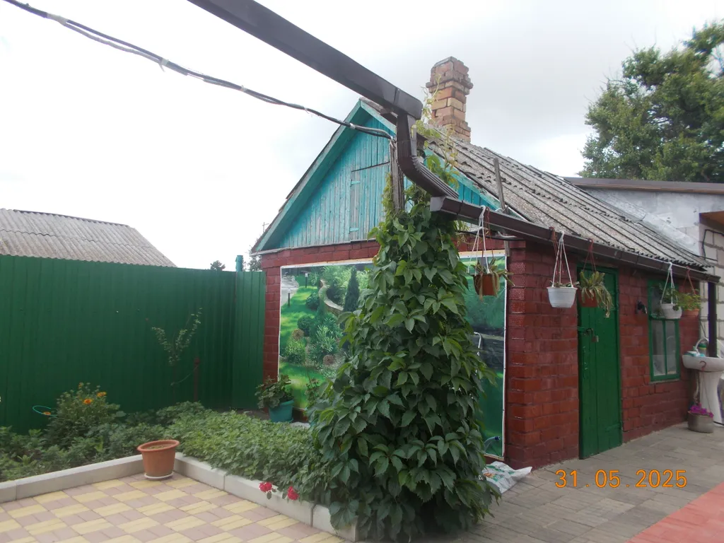 Коттедж Пол дома в зелёном саду в центре города — Ейск