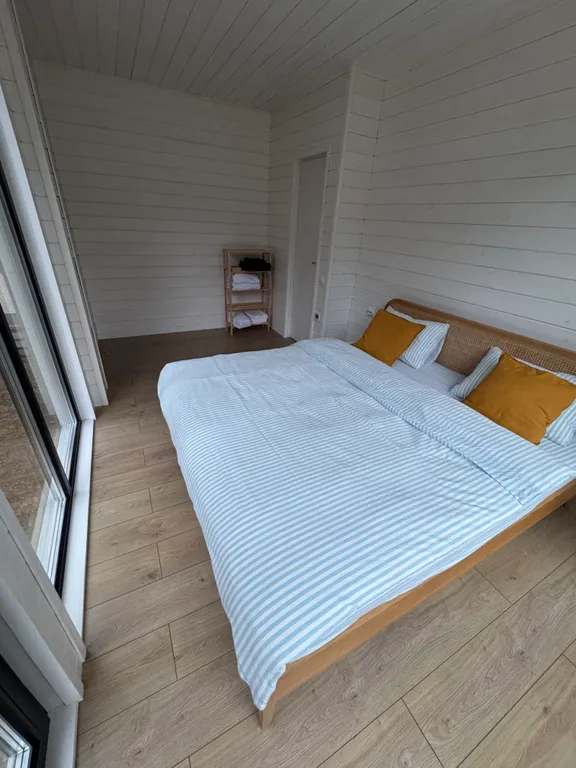 Дом в лесу рядом с озером