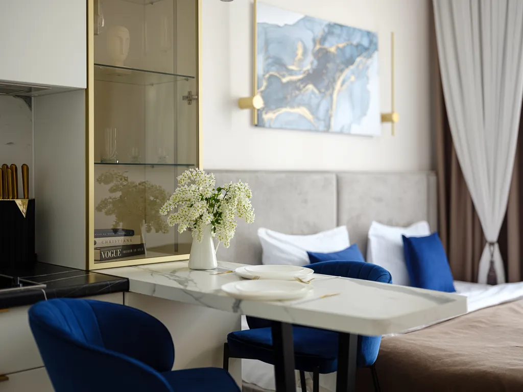 Дизайнерская студия с видом на сосны с закрытым двором