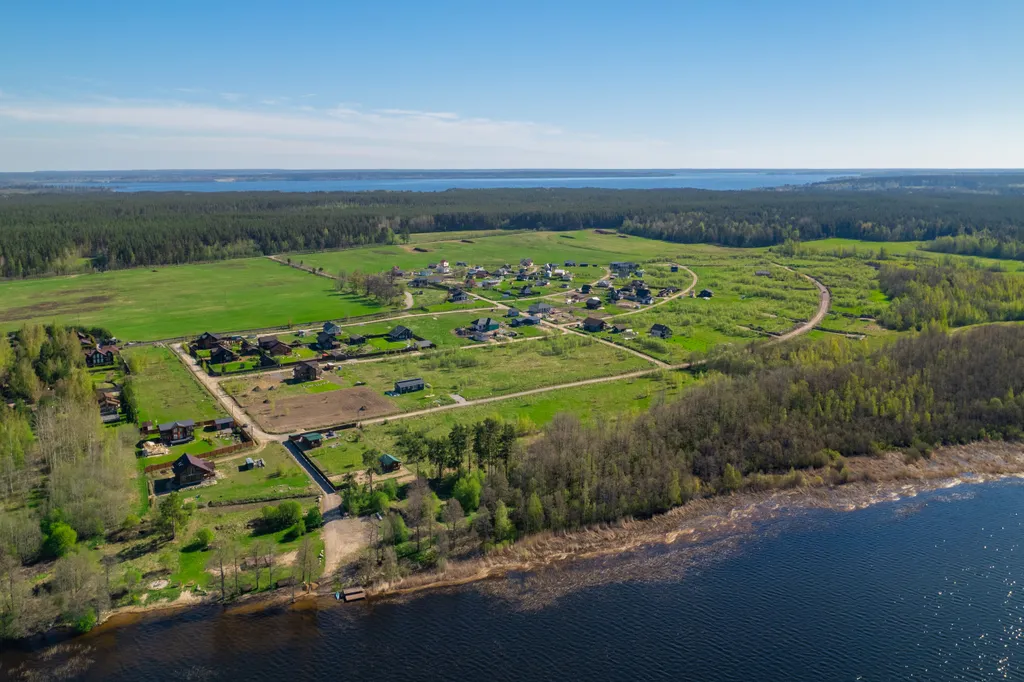 Домик с панорамным окном рядом с озером и видом на лес