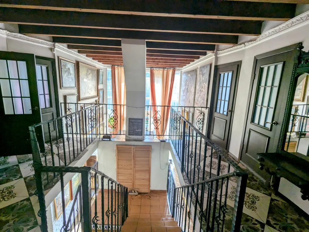 Большой красивый дом с камином в лесу