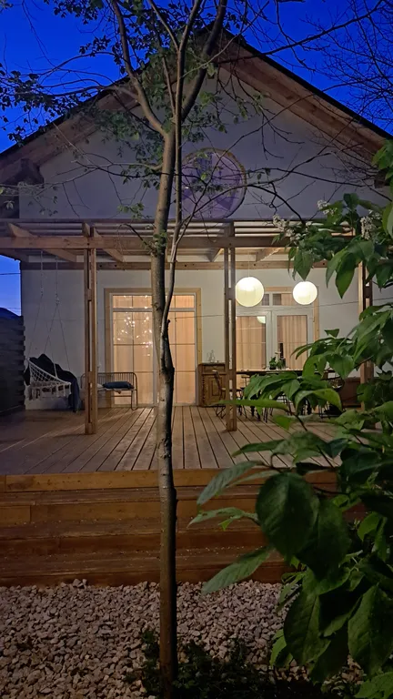 Белый дом на тихой улочке