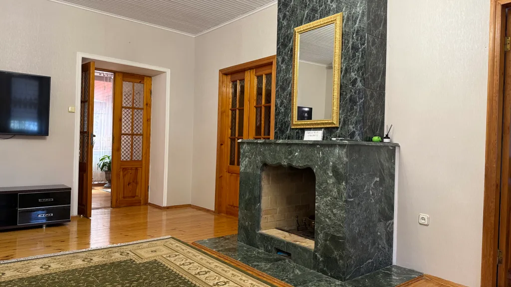 Деревянный дом с красивым видом на море